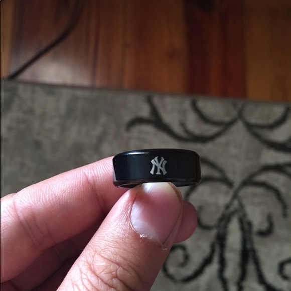 New York Yankees Black Ring - Picture 5 of 5